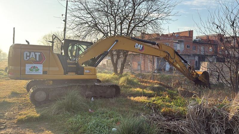 Excavadora sobre orugas CAT 320GC operando en terreno municipal de Esteban Echeverría