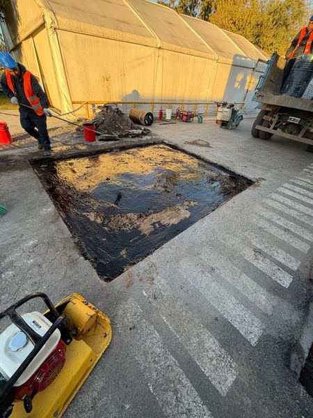 Excavadora CAT 320D realizando obra de alcantarillado y desagüe pluvial