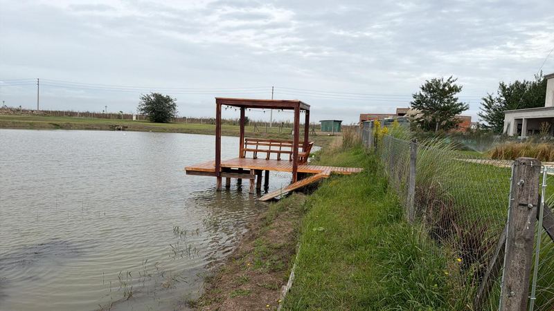 Muelle y deck de madera construido en laguna de barrio privado