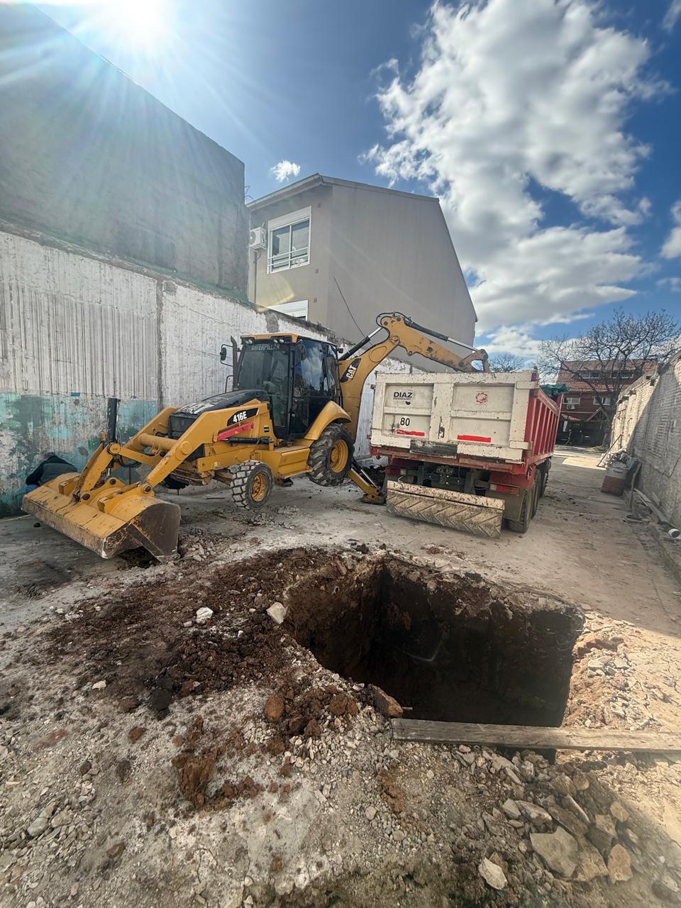 Parche de concreto asfáltico terminado en pavimento de planta industrial